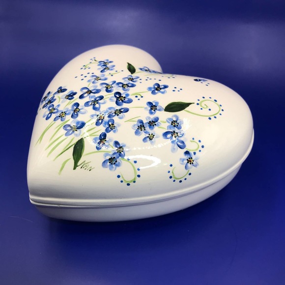 Large Ceramic Heart Trinket Box w Field of Blue Flowers 5 1/4” x 5 1/4” Signed - Picture 3 of 12